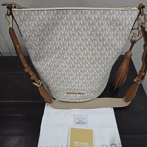 Michael Kors Brooke medium bucket bag in the vanilla signature logo-print